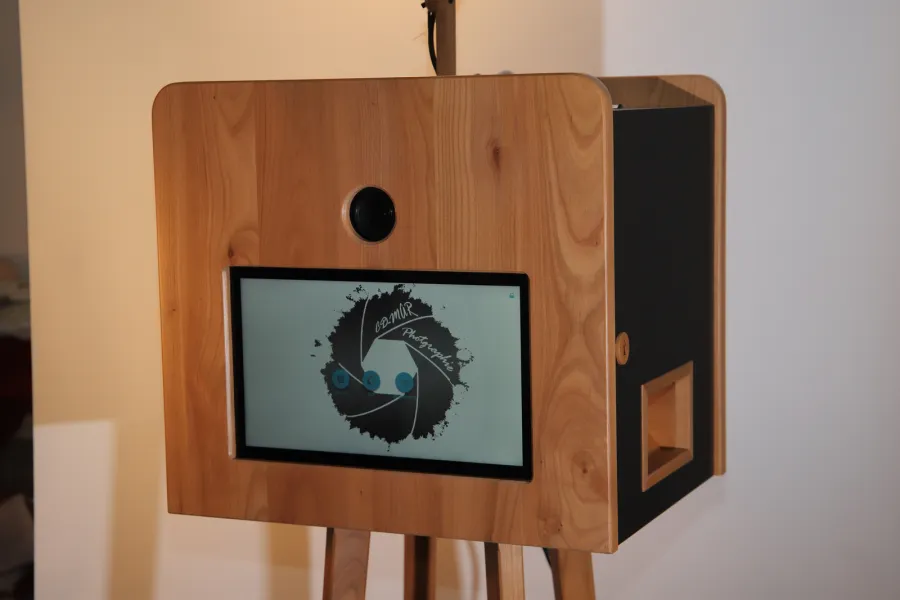 Borne photobooth Adonis en bois élégant avec écran tactile