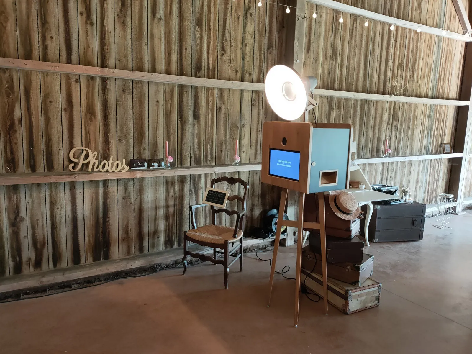 Photobooth Adonis avec décoration bois pour mariage dans le Morbihan